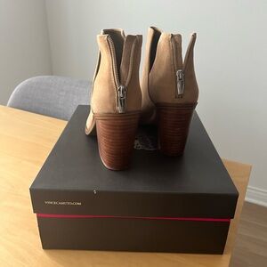 Vince Camuto Gigetta booties
Size 9.5